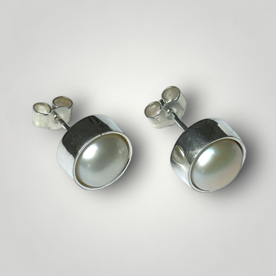 Sterling silver and Freshwater Pearl stud earrings