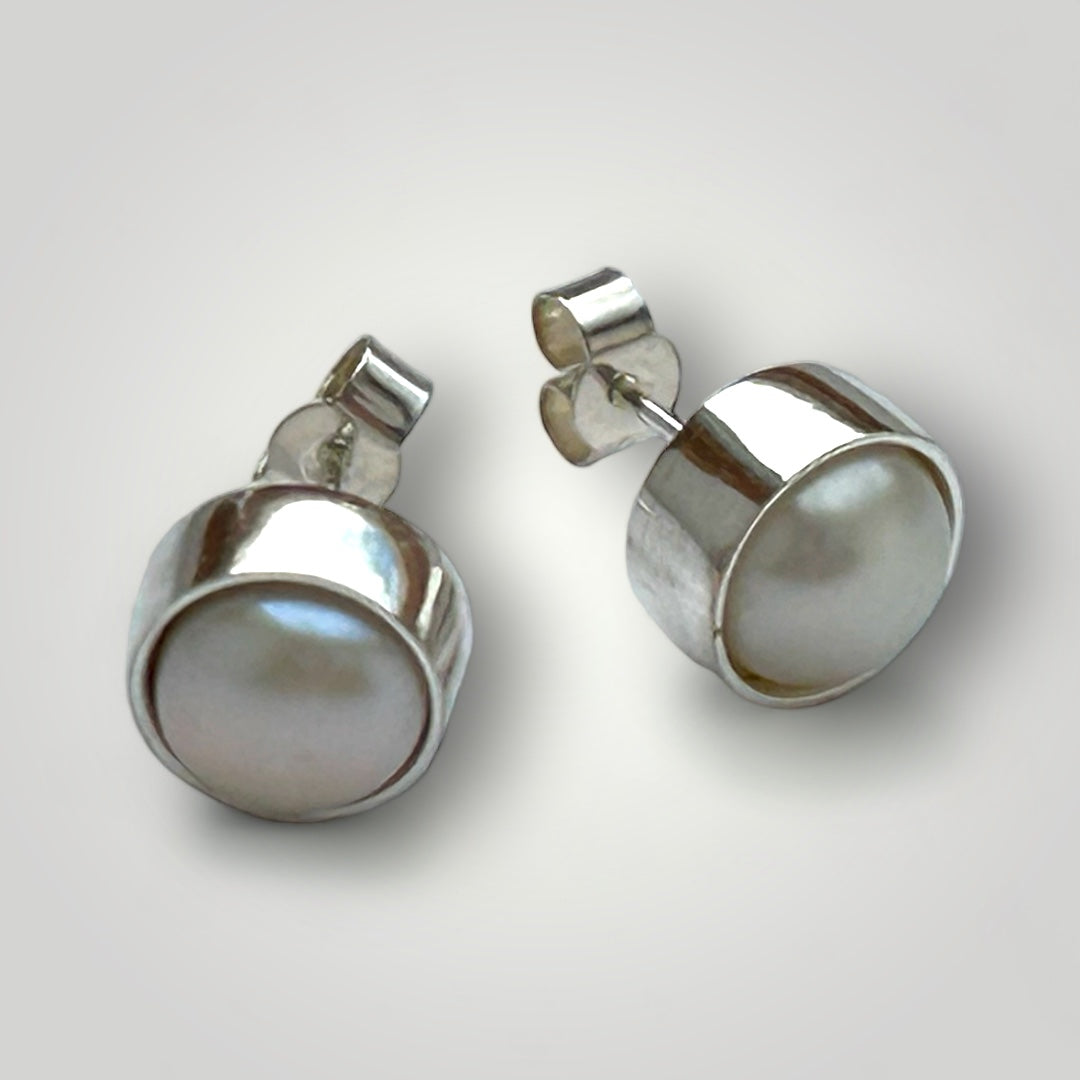 Sterling silver and Freshwater Pearl stud earrings