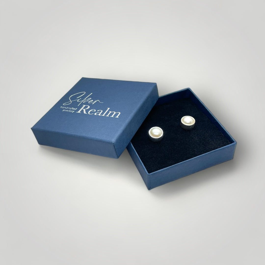 Sterling silver and Freshwater Pearl stud earrings