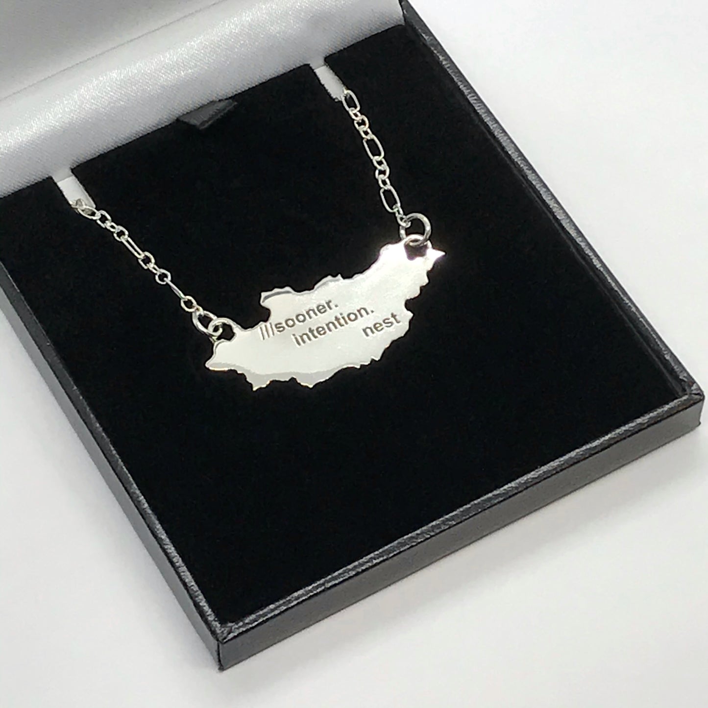 what3words Country/State Pendant